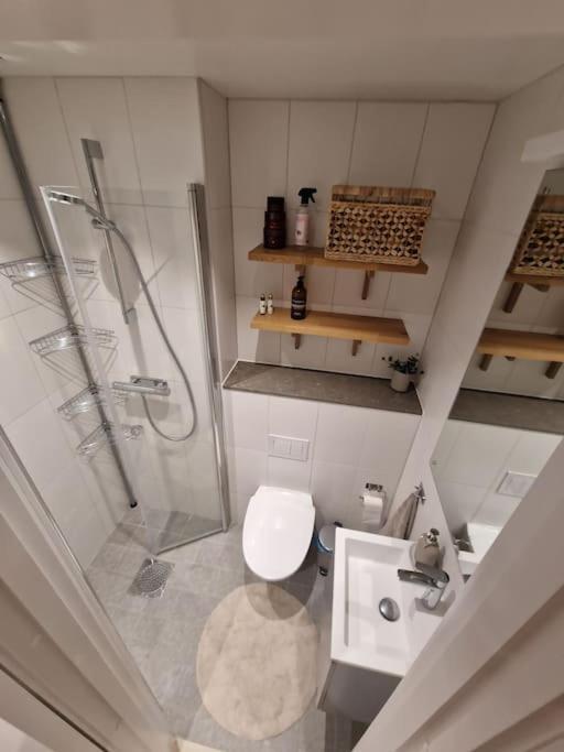 Modern Room With Bathroom, No Kitchen And Your Own Entrance Sztokholm Zewnętrze zdjęcie